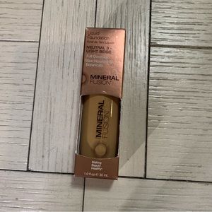 Mineral fusion liquid foundation